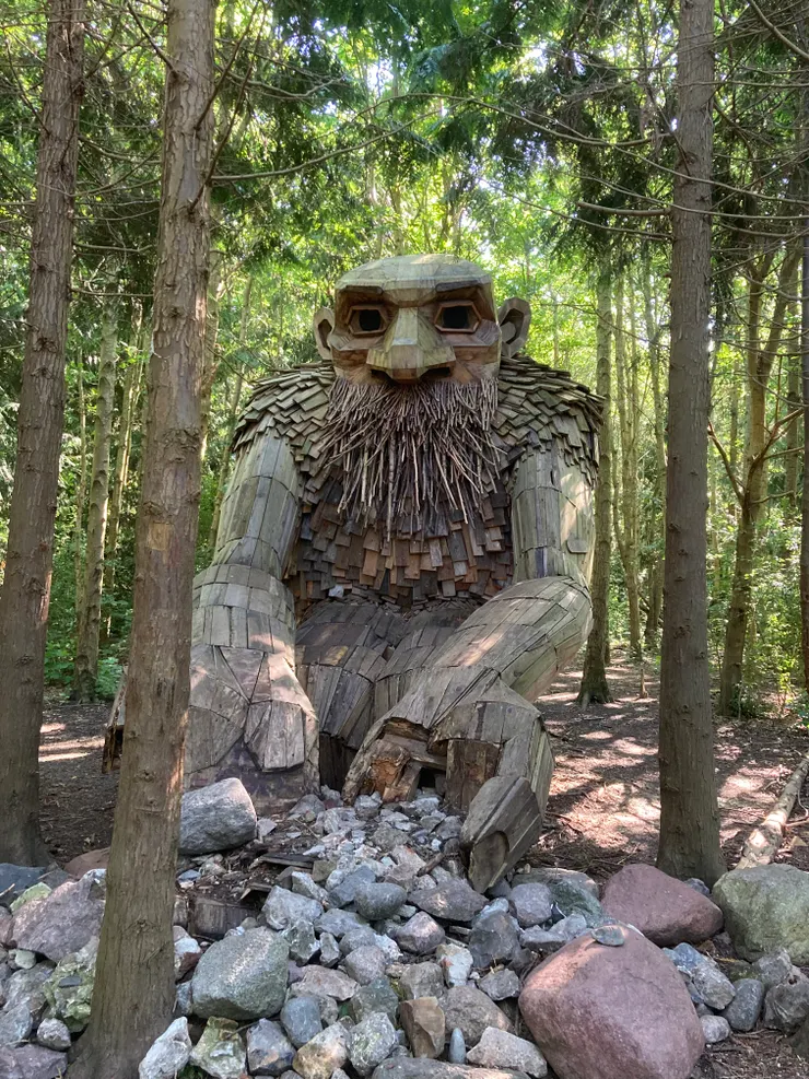 丹麥藝術家 Thomas Dambo 創作的失落的巨人之一