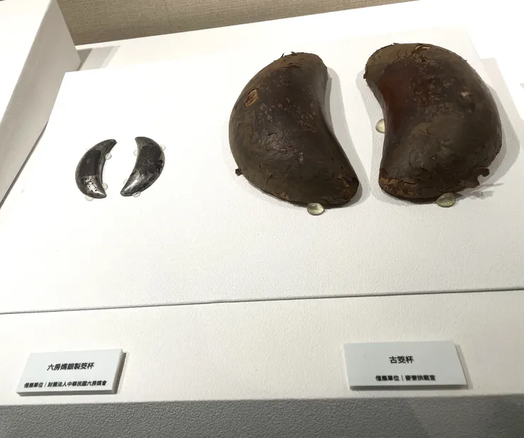 左邊是六房媽銀製筊杯,右邊是古筊杯。