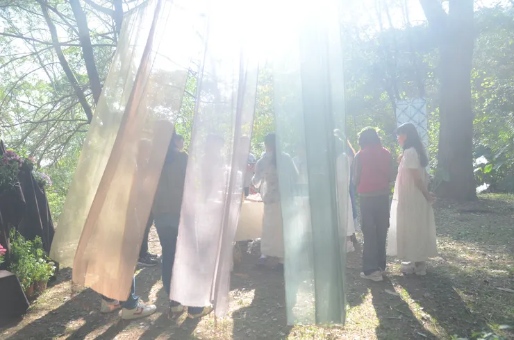 那一日山中花氣浮動， 人間春意正濃。