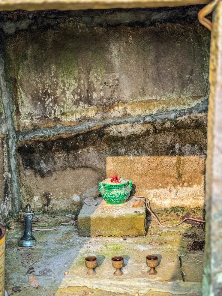 一開始出發就走錯了，誤打誤撞發現了路邊的田頭公。是土地公的前身守護著 當地的居民。