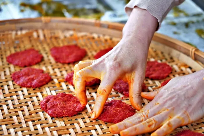 在竹簍上的紅餅，圖片來源：食玩