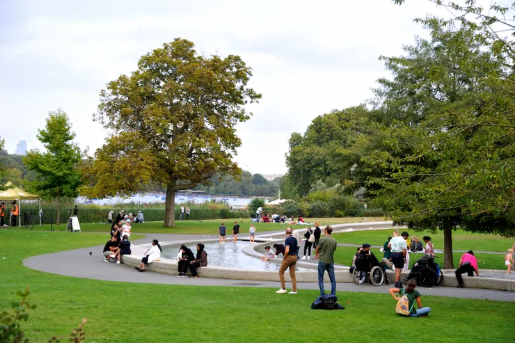【公園南側的Diana, Princess of Wales Memorial Fountain，不少小朋友在此戲水。】