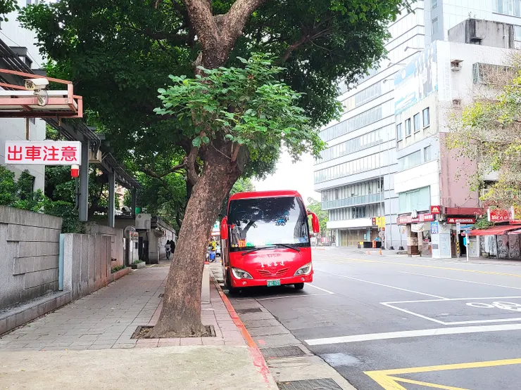 7:00台北車站公園路搭1717皇家客運至八煙登山口