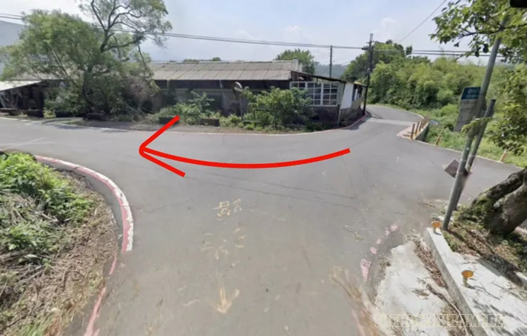 王家碳烤鋼管雞路線指引：三叉路口左轉