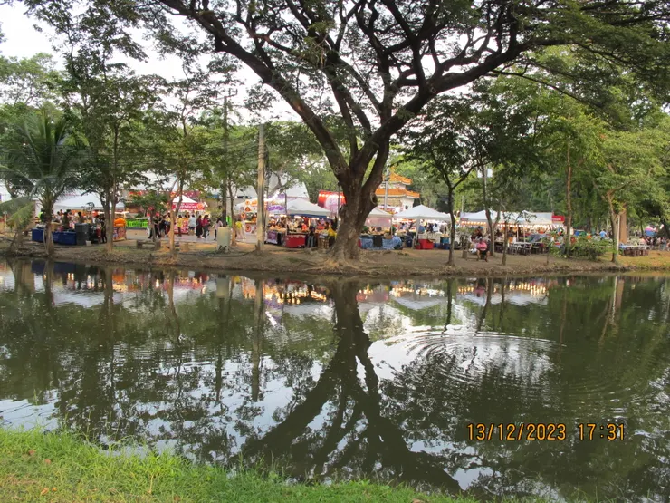 這裏真的很大。「湖」的對岸是熟食區。