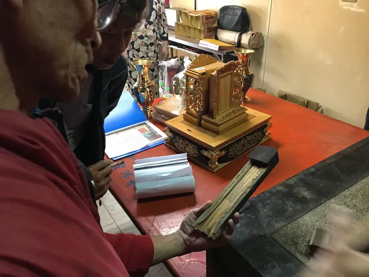 龍益行｜台南佛具店・金紙店・宗教百貨・神主牌雕刻・拜拜用品 專精神主牌雕刻與祖先牌位製作，提供佛具、金紙、神桌、拜拜用品等完整祭祀用品。 服務包含：擇日安神位、安祖先、神桌安裝，並支援外縣市宅配。