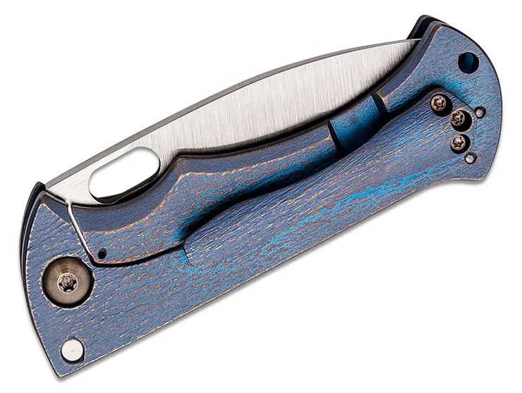 血鯊折刀款，鎖定機構是框架鎖，刀片接近刀根處有膠囊形開刀孔。