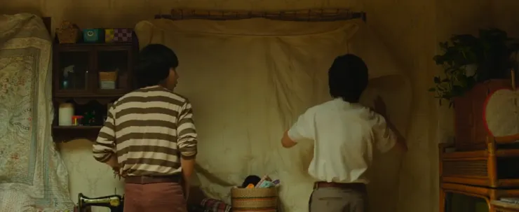 人民怕得將光線擋住,即使擋不住向他們發射而來的子彈