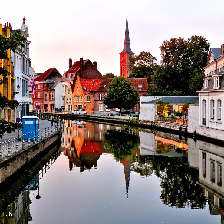 【晚餐忽見彩霞丟下碗筷出門照相!可惜出外後没有好的視野,且夕照很快減弱,就在住處西邊約50公尺的Mill Bridge上為布魯日之行留下這最後的影像,夕陽餘暉讓磚牆顯得更紅。尖塔為聖安妮教堂。】