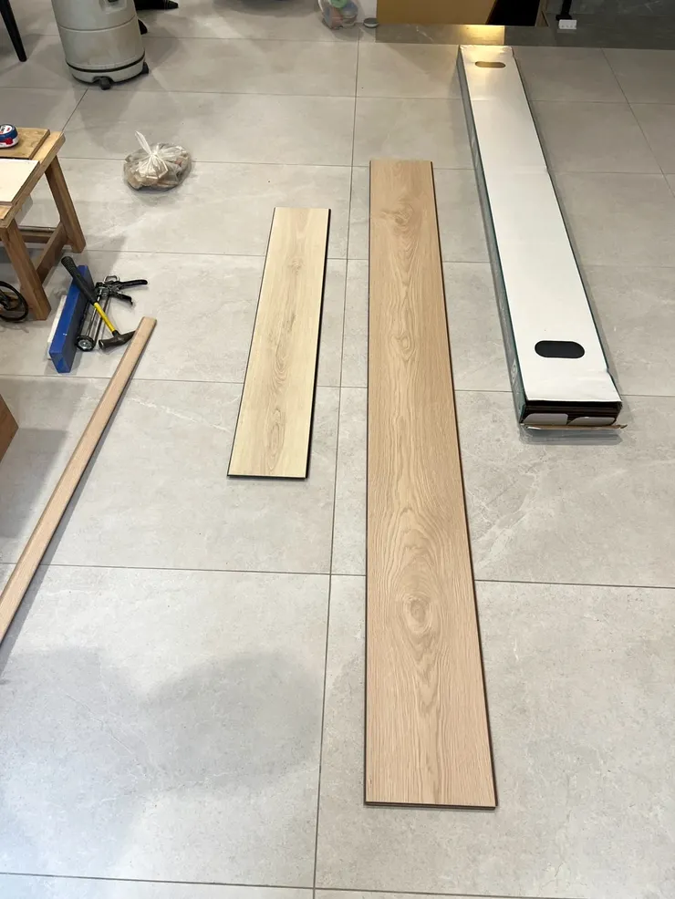 選用豪華長板，讓原本坪數有限的客廳，在視覺上瞬間寬敞了許多。