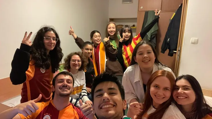 聚在一起看足球⚽️