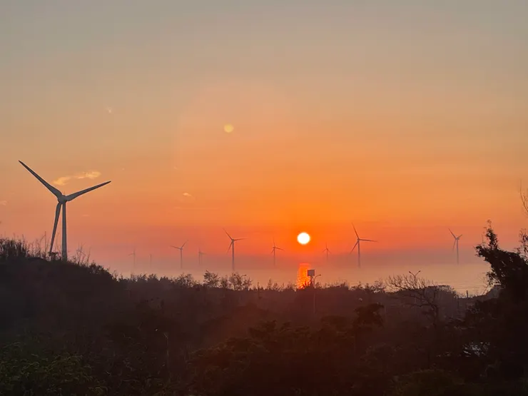 崎頂的澄黃，是回家路上的光。