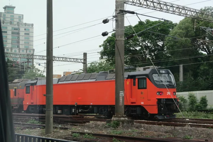 在博物館內隨時都可以看到進出或是通過苗栗站的火車