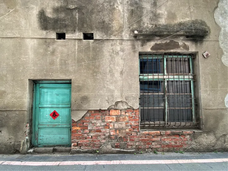 其實是路基不斷加高,顯得窗台變低、門也變矮了