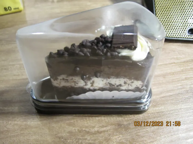 蛋糕還有盒子呢。這個盒子也值幾塊錢。