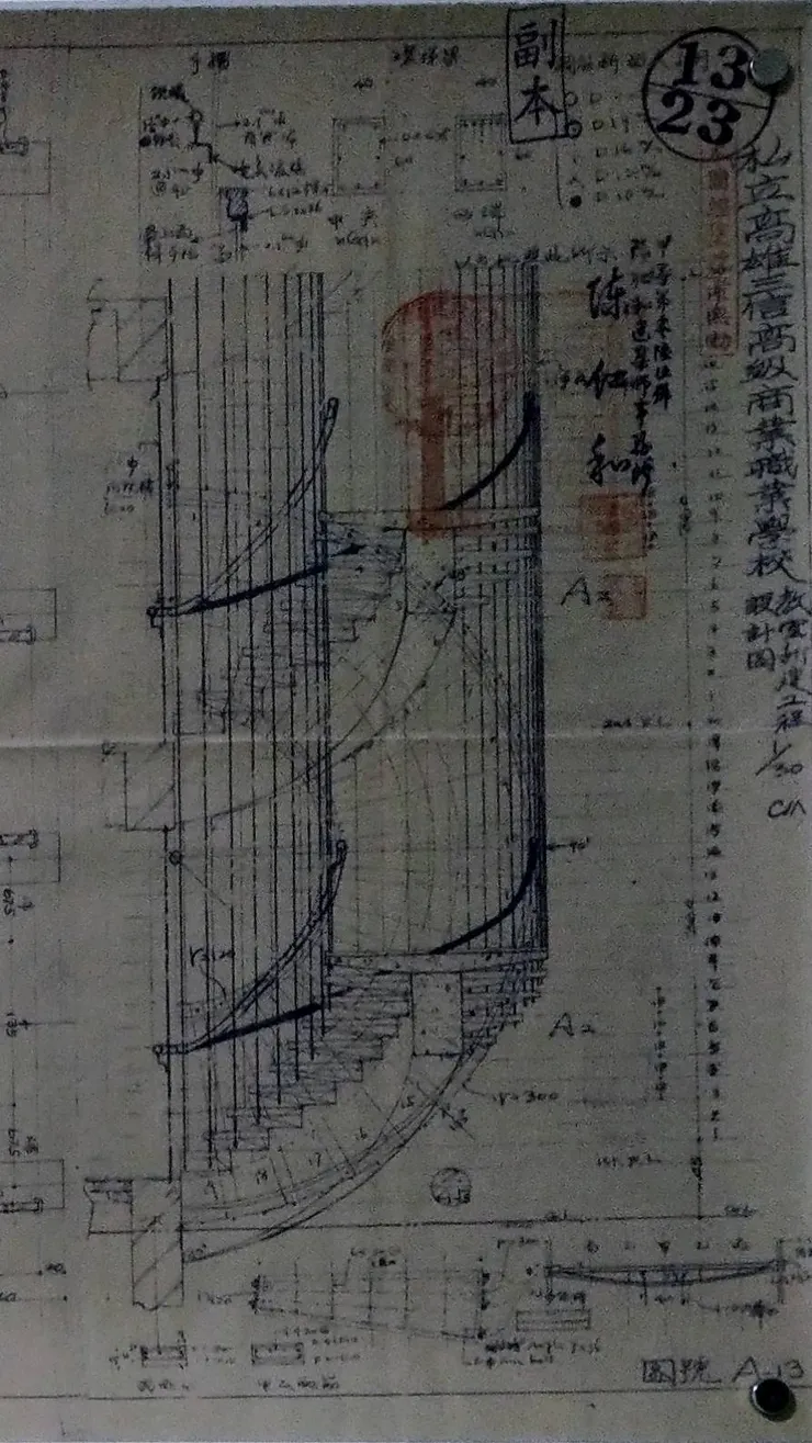 陳啟仁設計的三信家商波浪大樓樓梯