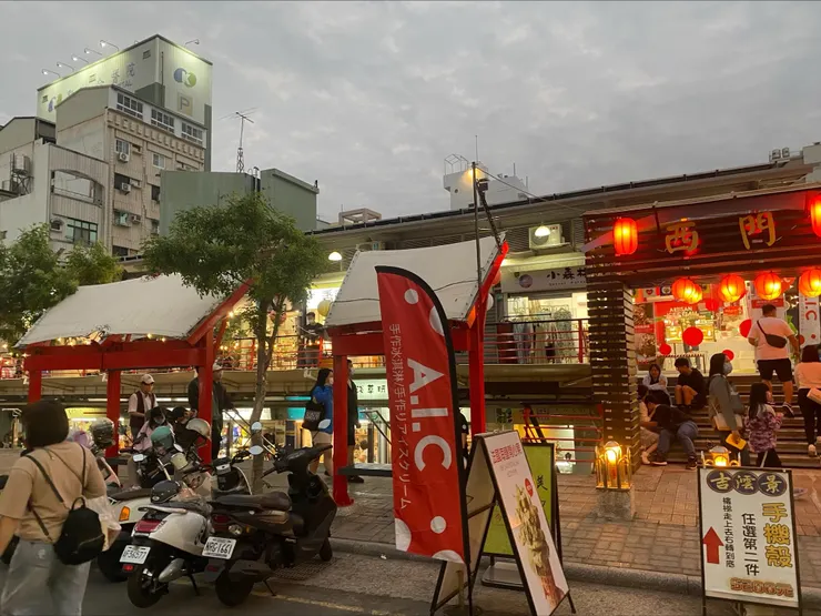 傍晚的西門淺草商圈，紅燈籠亮起，有種日式風情的醍醐味。