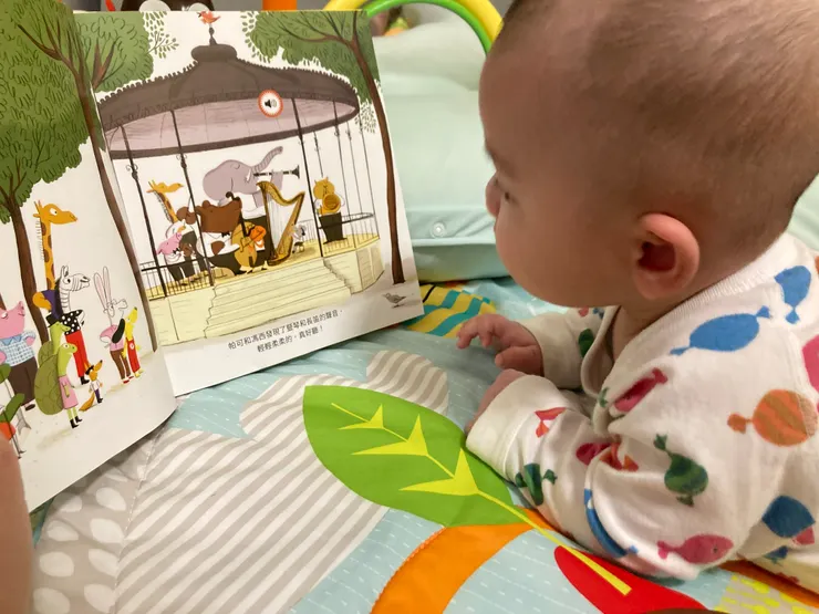 第一次接觸音樂書的寶寶
