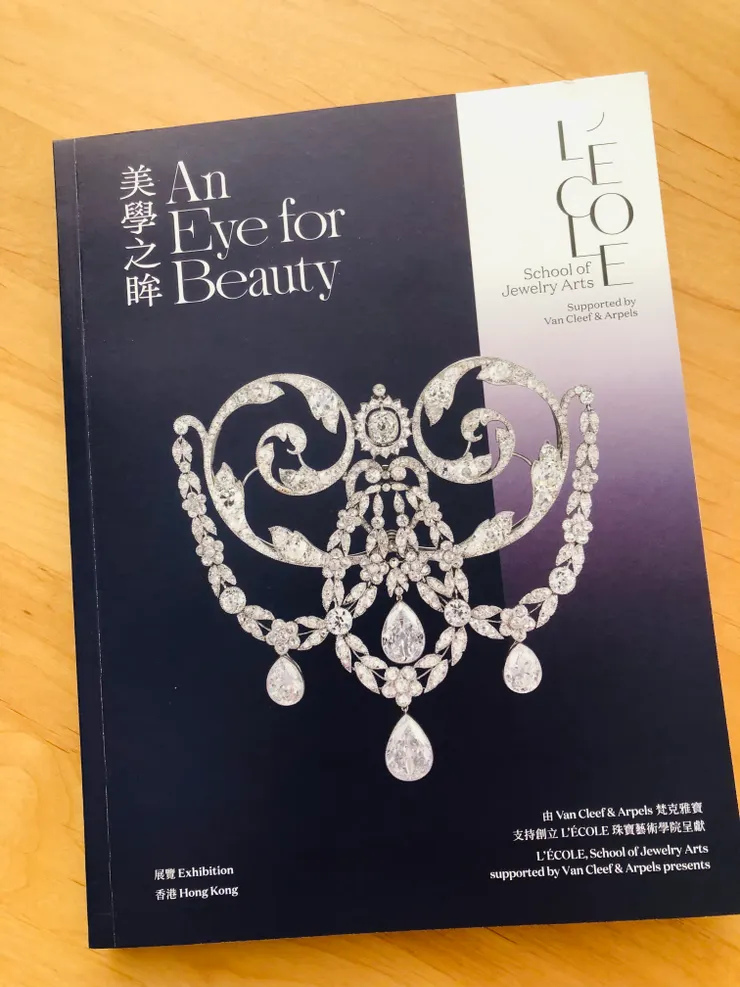 印刷精美的雙語 catalog