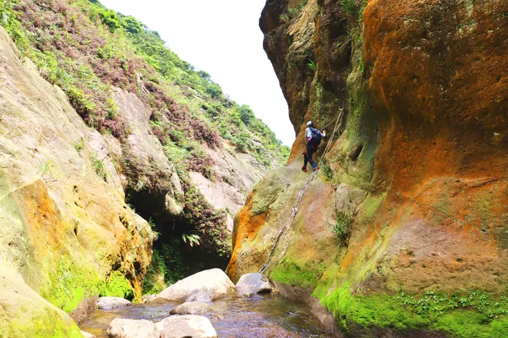 2位身手矯健的山友攀登小鬼瀑布峭壁