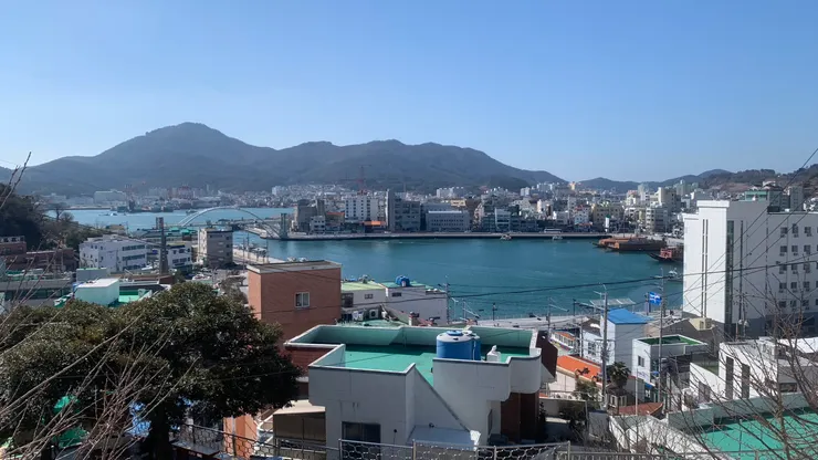 看起來有種基隆感。