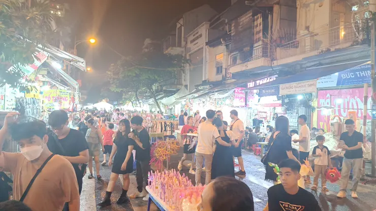 人潮洶湧的夜市