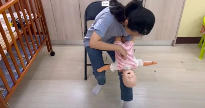 頭要固定住，不要撞到膝蓋