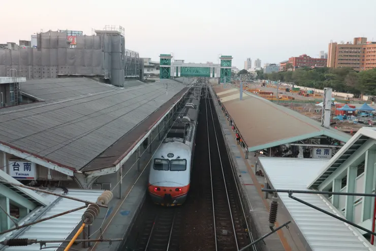 連接兩座月台的台南車站行人天橋