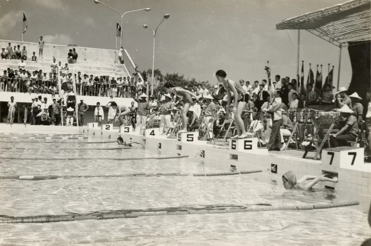 1960年代高雄市立游泳池運動賽事進行之景象（©高雄市立歷史博物館）