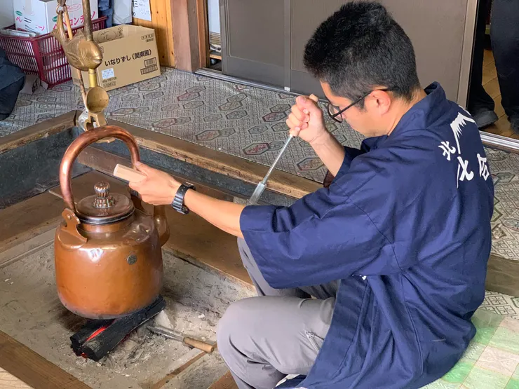 從一絲不苟的烙印過程，山屋主人的職人精神展露無疑