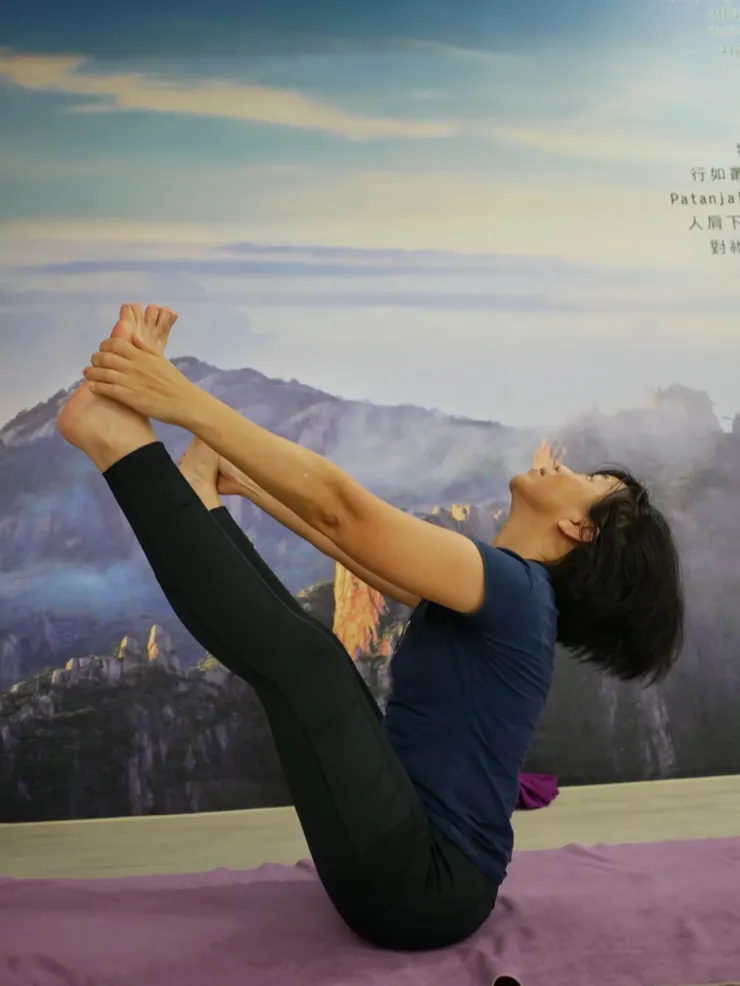 瑜伽老師幫我拍這張照片，就是提醒我，我太緊張了、太用力了！