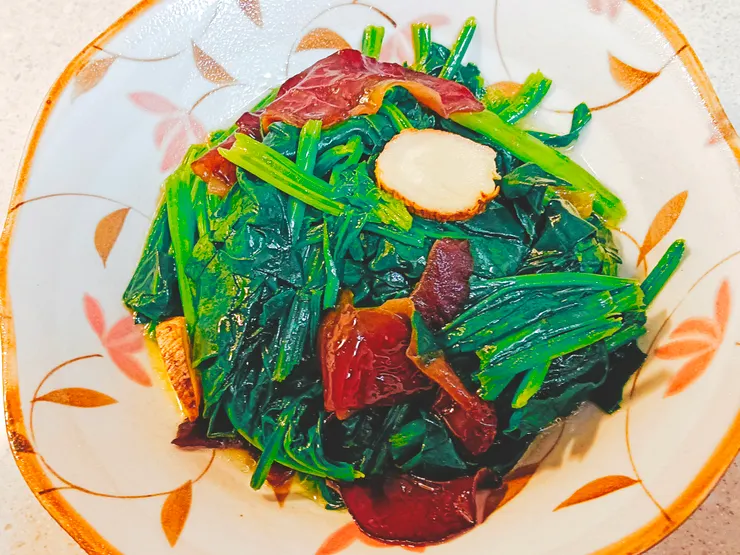 木耳炒菠菜                                                                           梵靈乾坤工作室提供