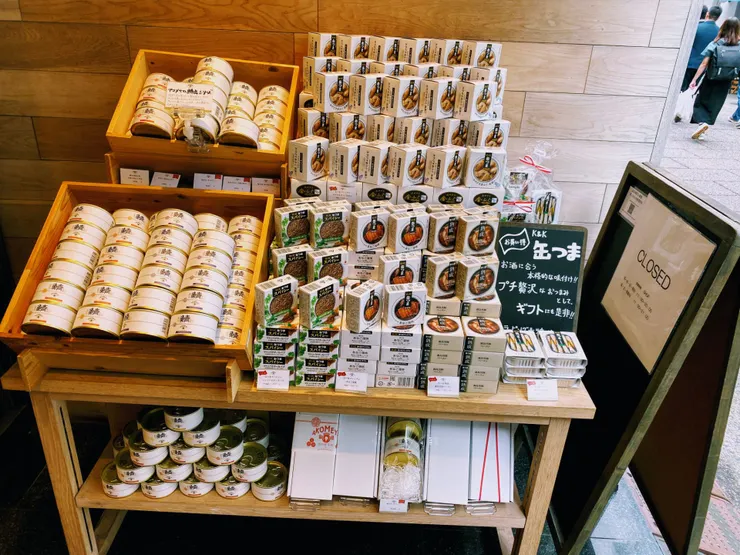 AKOMEYA TOKYO的門口陳列的漂亮罐頭