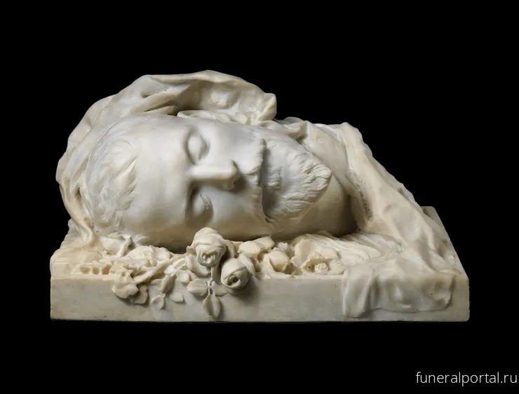 莎拉同時也是一位才華洋溢的雕塑家。在她的丈夫雅克·達馬拉因吸毒過量去世後，她雕刻了這座令人難忘的雕像。達馬拉彷彿正沉睡於死亡之床上，年輕的面容平靜安詳，然而覆蓋他的床單同時也是象徵死亡的裹屍布，那些擺放其上的切花也已枯萎，雕像所置的白色大理石平臺則令人聯想到一座墓塚。