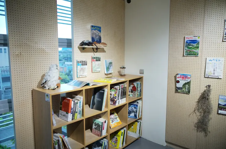 三樓山岳圖書區，期待未來書櫃滿到不夠用的時刻！