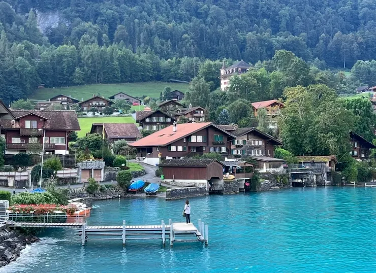 一大早，已經有人在棧板上拍照了