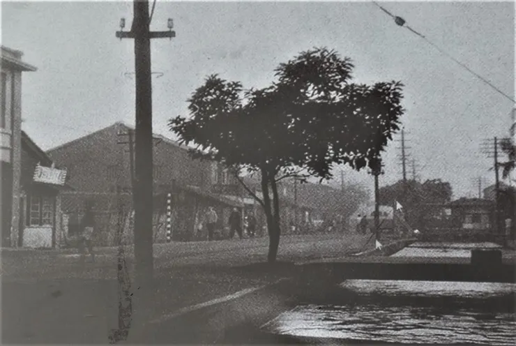 景文街舊照，道路東側是瑠公圳