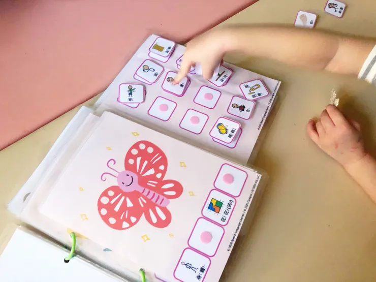 肯妮與朋友合作的語言治療貼貼書