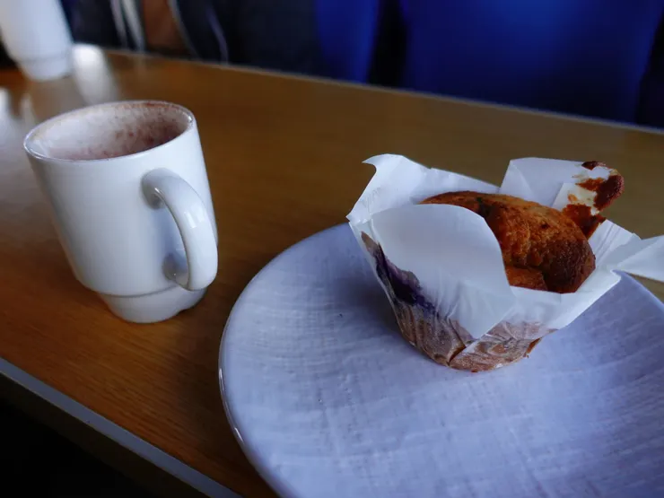 早茶，每人一杯飲料和一塊藍莓蛋糕