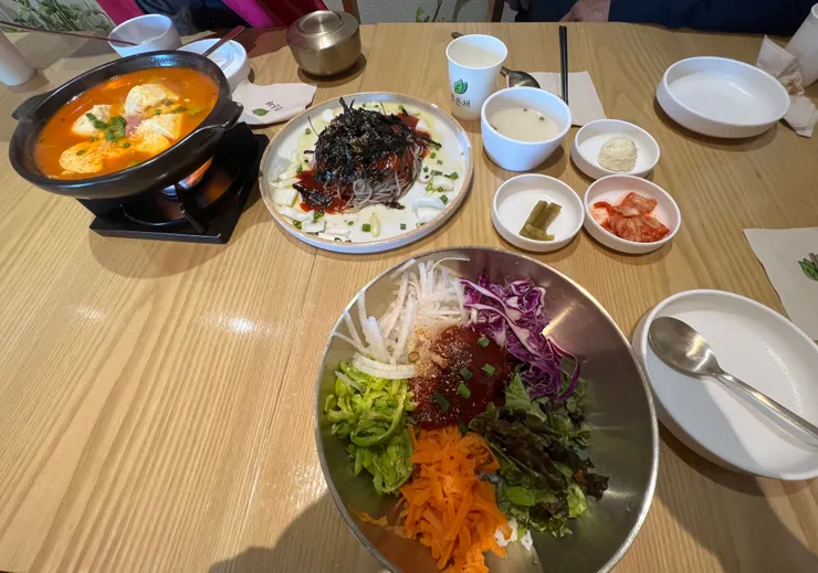 生牛肉被蓋子辣椒醬下面,紅蘿蔔左側的綠色蔬菜貌似是酪梨