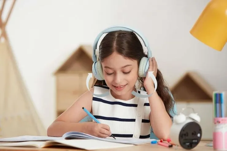 ▲1MORE HQ20搭載「實時返聽」功能,配備高解析麥克風收音及AI ENC降噪技術,讓使用者在學習語言時能即時且清楚地聽見自己發出的聲音。