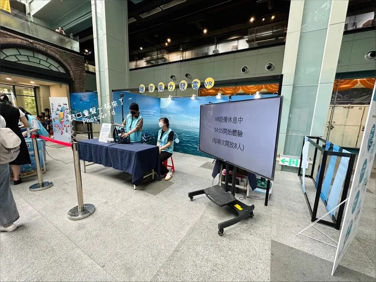 一個場次只有8個人，很多場次額滿所以我們沒有玩到。