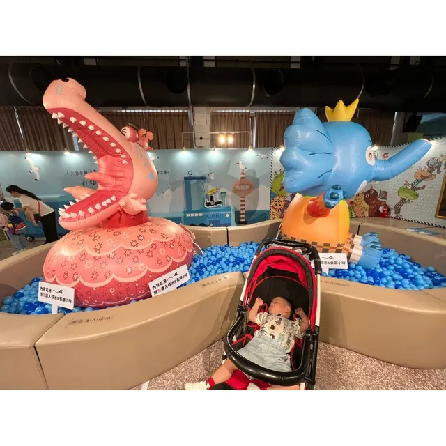 不為所動的睡著，還外加安全感的投降姿勢