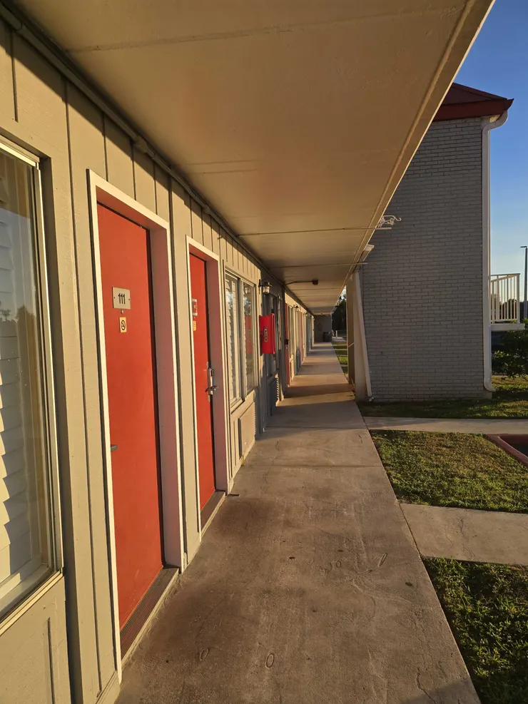 很多美國的旅館長得像監獄