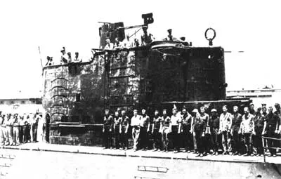 1942年8月26日,美國海軍陸戰隊突襲馬金島後,搭乘美國潛水艇「鸚鵡螺號」抵達夏威夷珍珠港