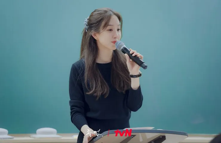 大學時因為家境不得不放棄學業、到補習班打工的徐慧真,直到跌入苦底、學生一個接著一個時才發現,有某個一直被遮住的東西突然變得豁然開朗。那本筆記滿滿的法學筆記,才是她應該回去的地方,也是失而復得的禮物。