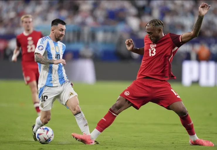 美斯盤球推過加拿大的後衛