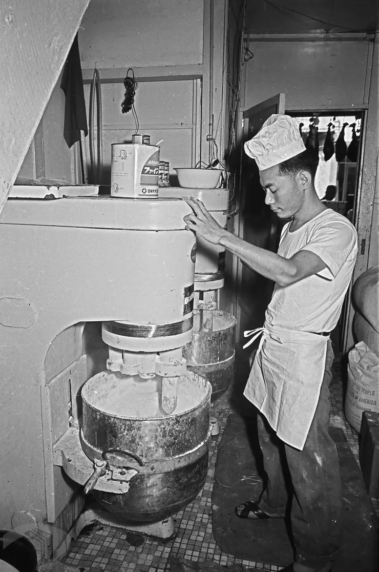 圖7 廚工操作攪拌機器製作麵團 案名:1965農復會照片 檔號:0054/0012/1 來源機關:行政院新聞局 管有機關:國家發展委員會檔案管理局
