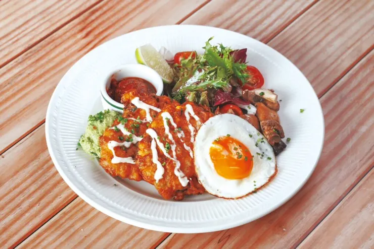 ▲蔬食愛好者首選的「櫛瓜玉米餅早餐盤」,特製的金黃櫛瓜玉米餅結合濃郁太陽蛋,搭配毛豆酪梨醬與陽光番茄果醬,帶來健康又飽足的夏日體驗。