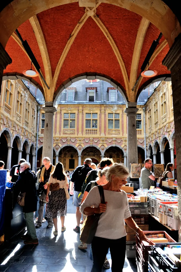 【舊證券交易所內的市集。】